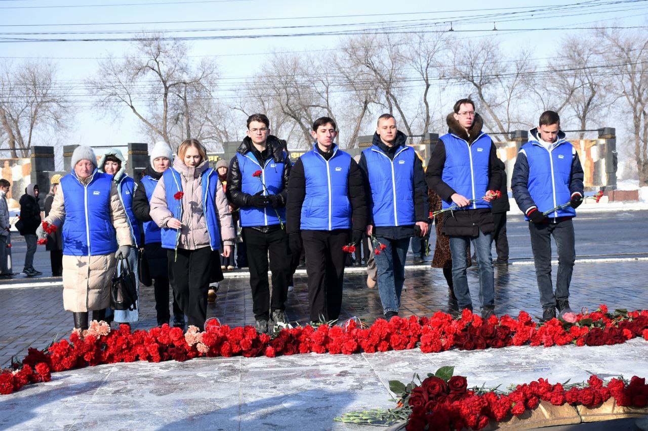 Оренбуржцы возложили цветы к Вечному огню в День защитника Отечества Оренбуржцы возложили цветы к Вечному огню в День защитника Отечества