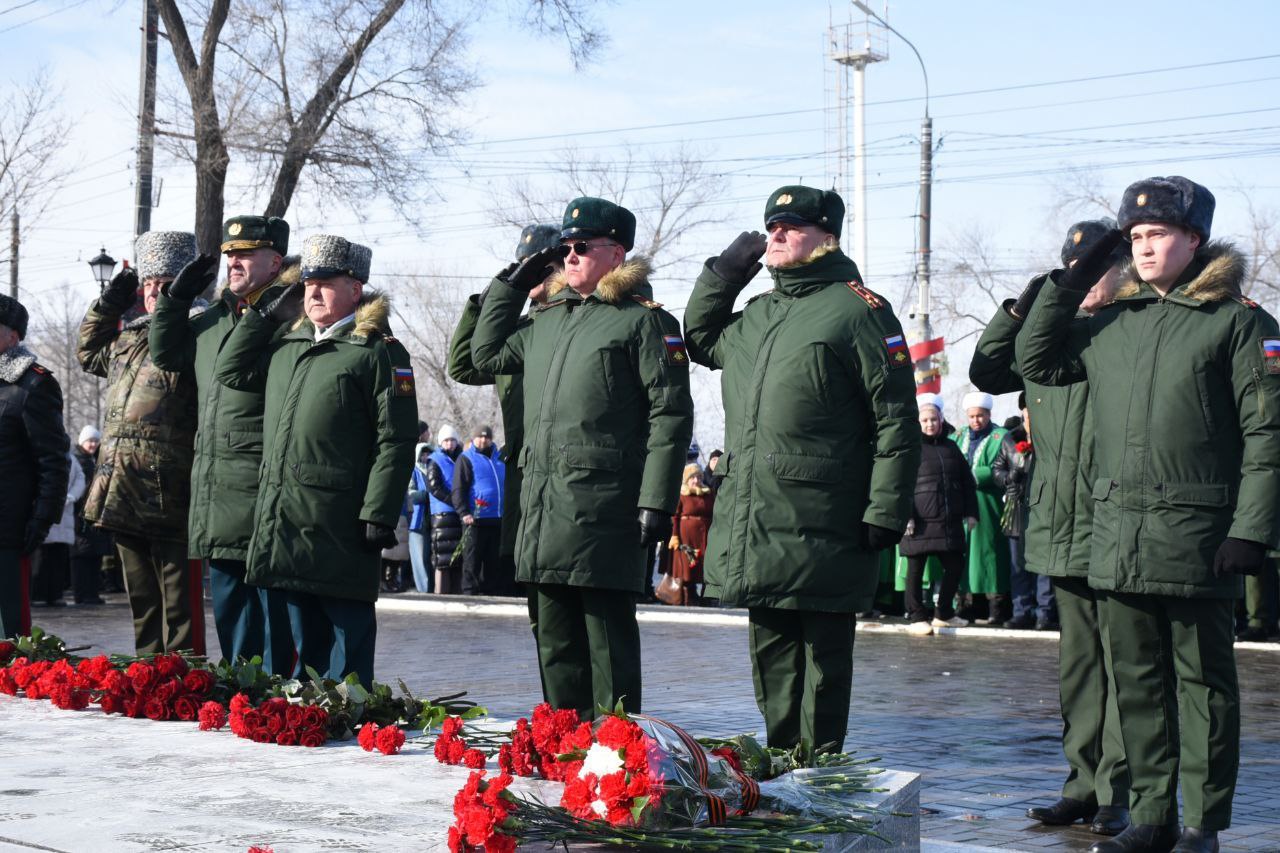 Оренбуржцы возложили цветы к Вечному огню в День защитника Отечества Оренбуржцы возложили цветы к Вечному огню в День защитника Отечества