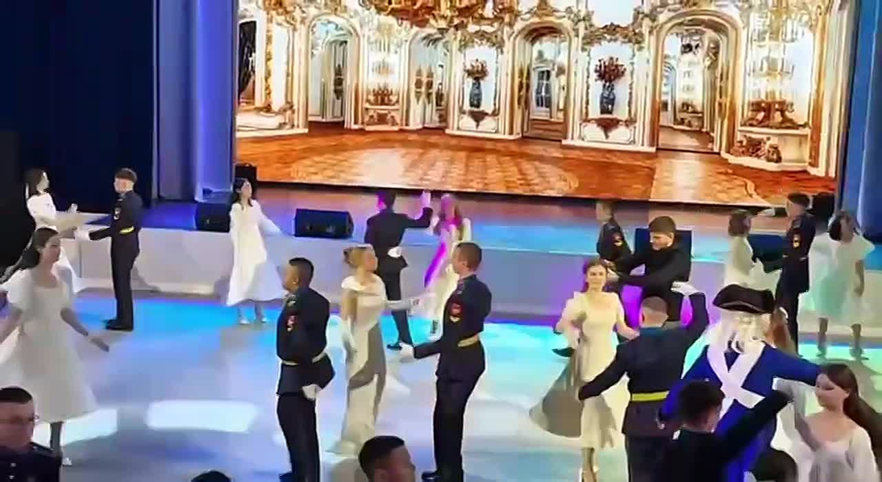 Кадеты Оренбургского Президентского кадетского училища вышли на паркет