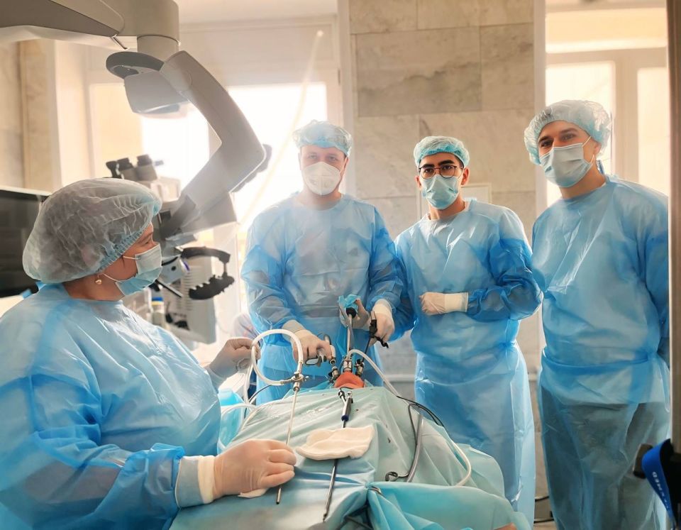 Хирург с Сахалина приехал в Оренбург учиться делать операции без разрезов