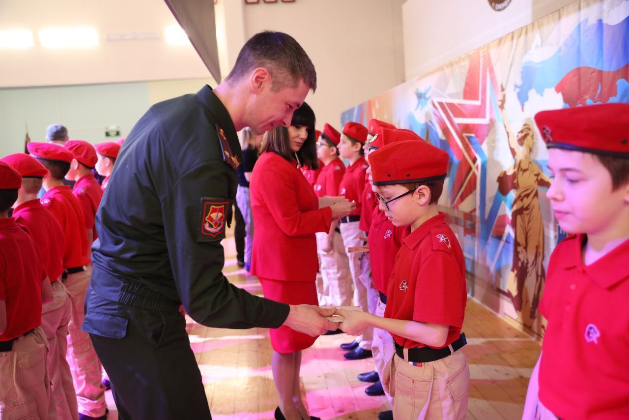 В школе № 88 Оренбурга открылась «Парта Героя» В школе № 88 Оренбурга открылась «Парта Героя»