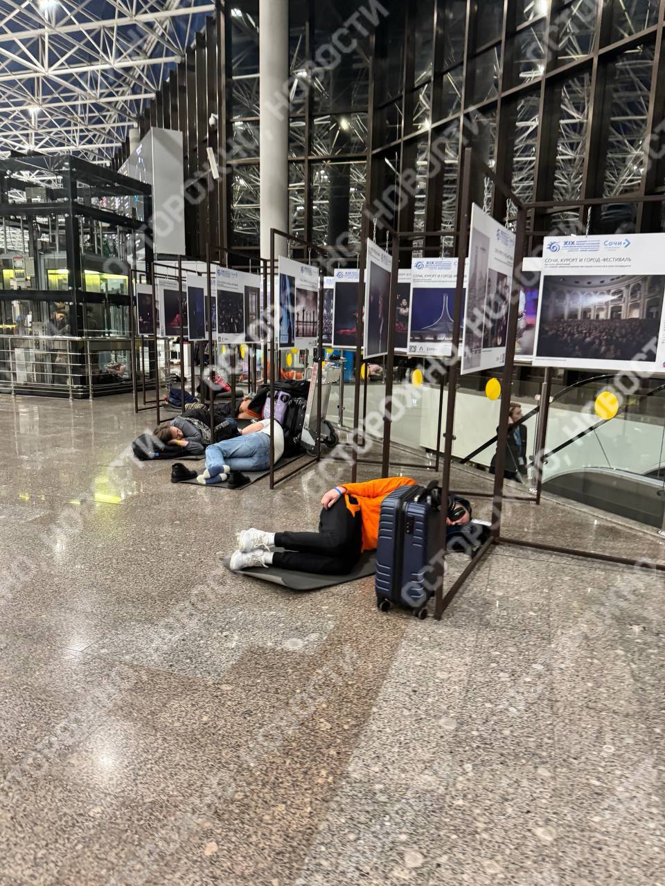 Ограничения, сотни задержек и сон на полу: что происходит в аэропортах России