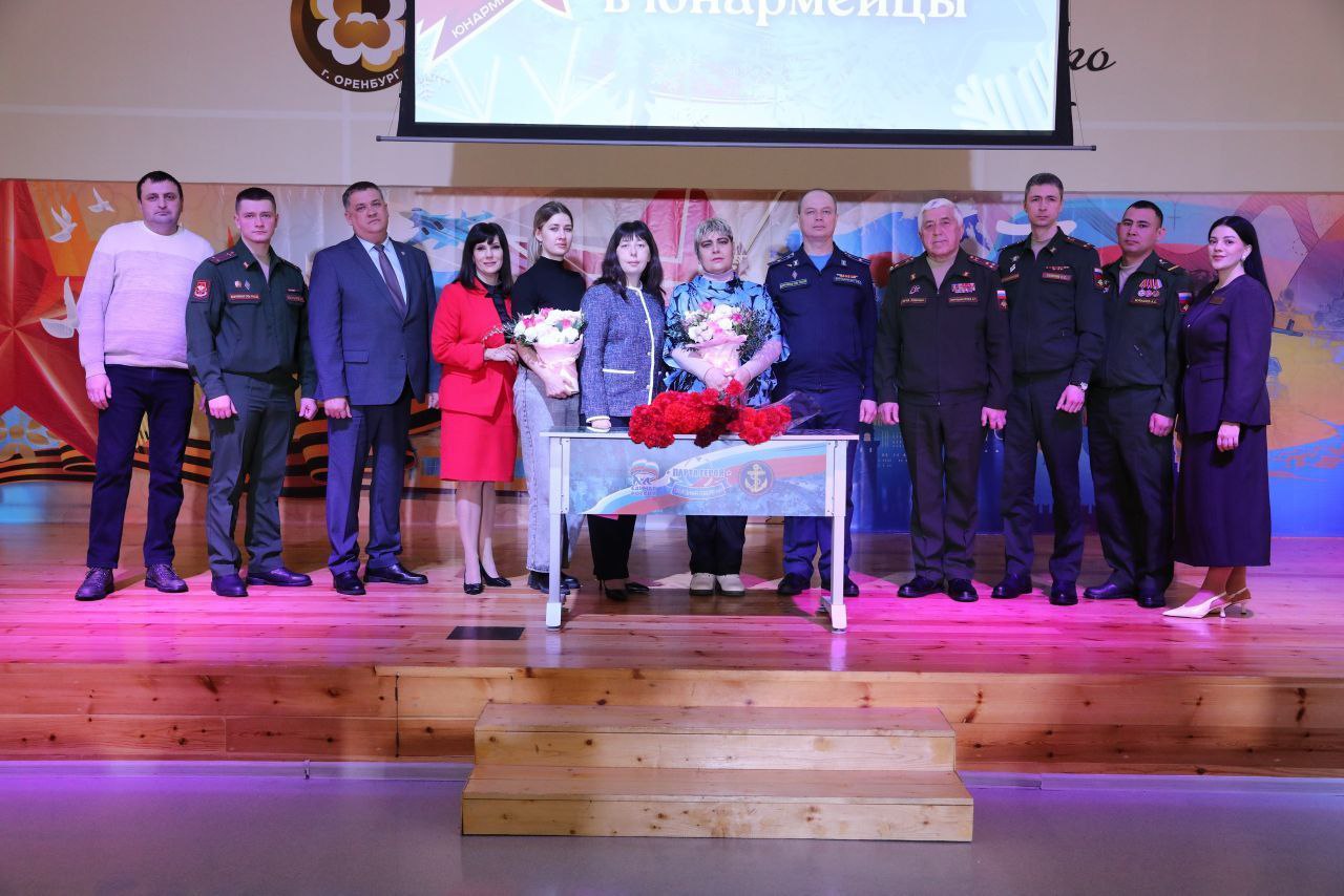 В школе № 88 Оренбурга открылась «Парта Героя» В школе № 88 Оренбурга открылась «Парта Героя»