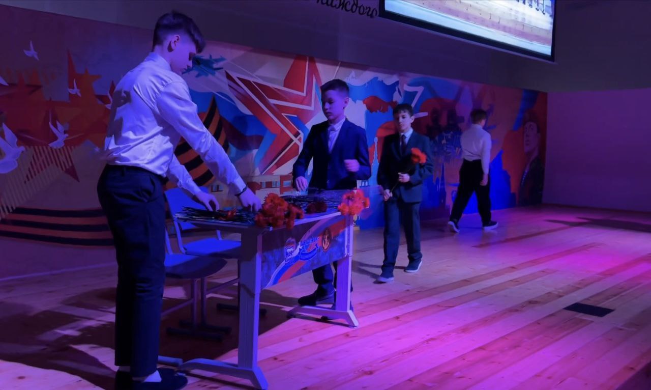 В школе № 88 Оренбурга открылась «Парта Героя» В школе № 88 Оренбурга открылась «Парта Героя»