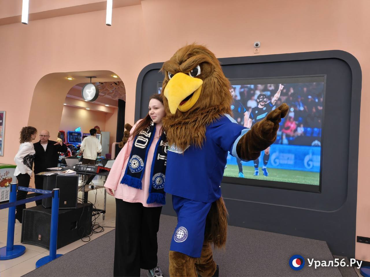 В этим минуты в кинотеатре в ТЦ «Мармелад» проходит встреча игроков и тренерского штаба ФК «Оренбург» с болельщиками
