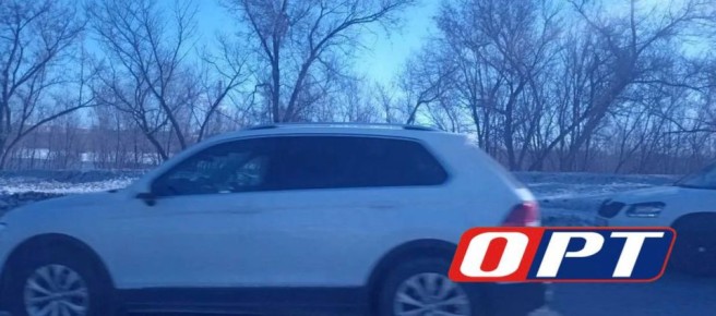 На мосту на Терешковой в Оренбурге перевернулась машина