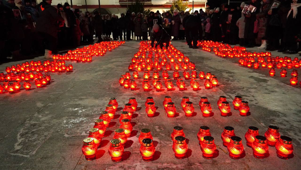 В Оренбурге зажгли свечи в память о погибших героях СВО В Оренбурге зажгли свечи в память о погибших героях СВО