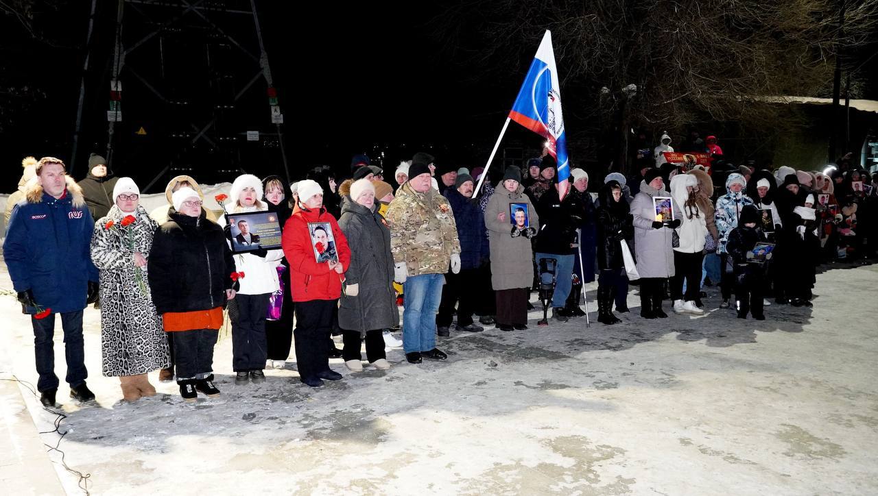 В Оренбурге зажгли свечи в память о погибших героях СВО В Оренбурге зажгли свечи в память о погибших героях СВО