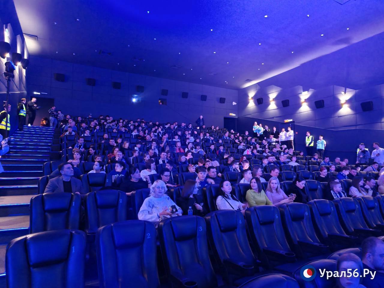 В этим минуты в кинотеатре в ТЦ «Мармелад» проходит встреча игроков и тренерского штаба ФК «Оренбург» с болельщиками В этим минуты в кинотеатре в ТЦ «Мармелад» проходит встреча игроков и тренерского штаба ФК «Оренбург» с болельщиками