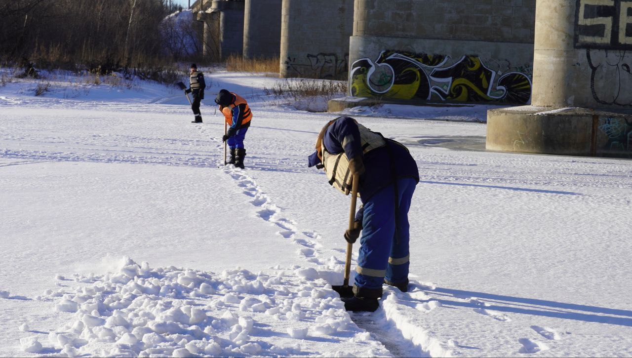 В Оренбурге приступили к распиловке льда на реке Урал В Оренбурге приступили к распиловке льда на реке Урал