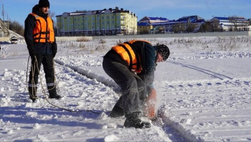 В Оренбурге на Урале приступили к распиловке льда