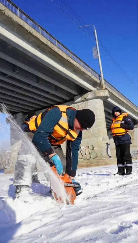 В Оренбурге начали распиливать лед на Урале