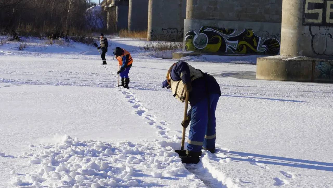 В Оренбурге начали распиливать лед на Урале В Оренбурге начали распиливать лед на Урале