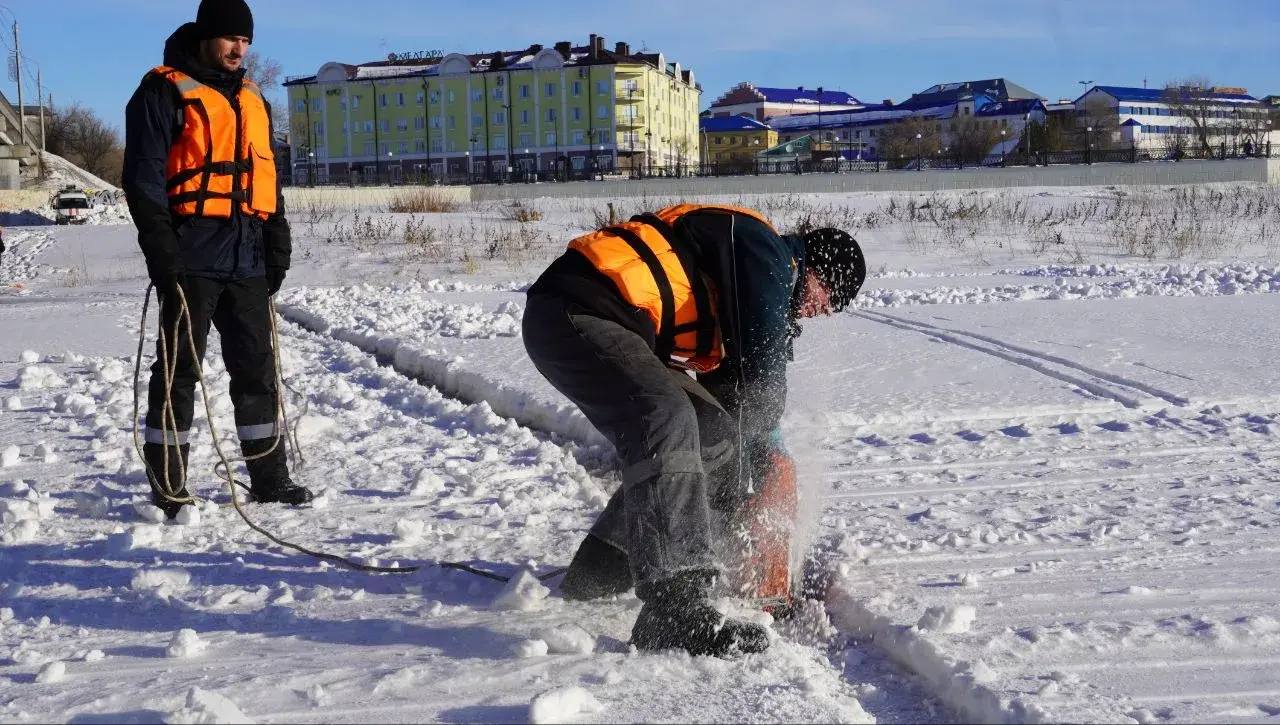 В Оренбурге начали распиливать лед на Урале В Оренбурге начали распиливать лед на Урале
