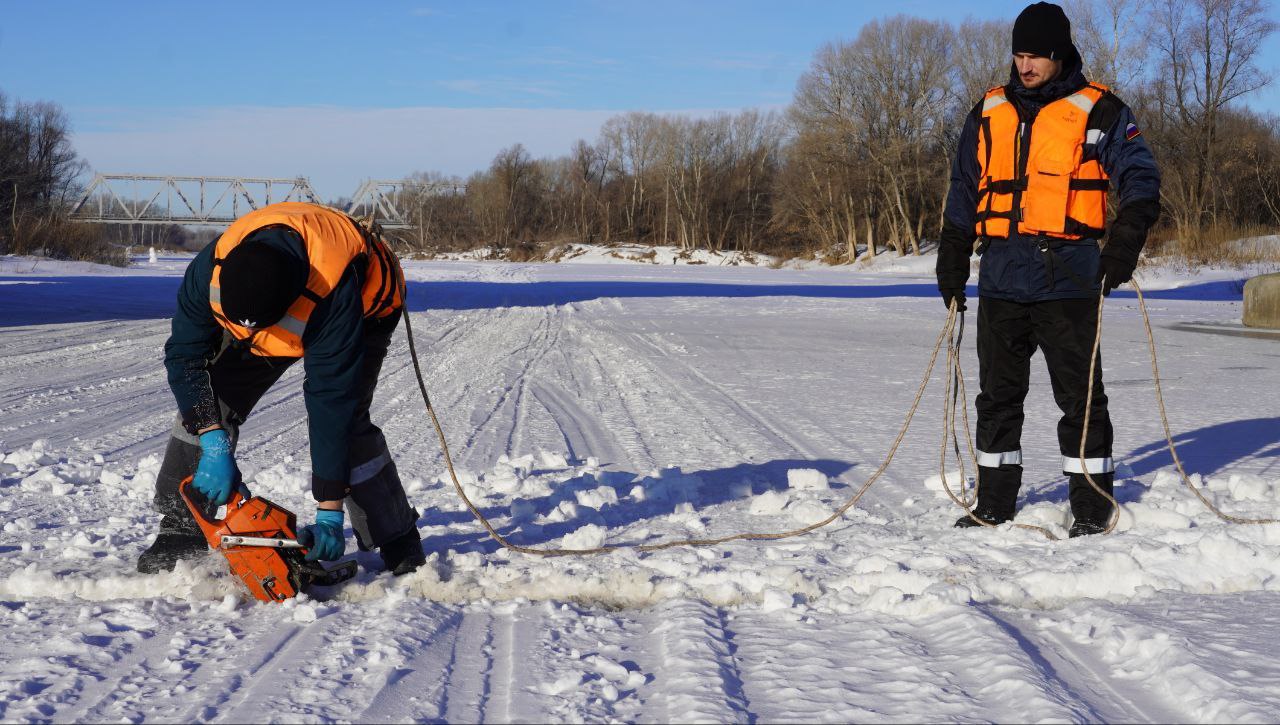 В Оренбурге приступили к распиловке льда на реке Урал В Оренбурге приступили к распиловке льда на реке Урал
