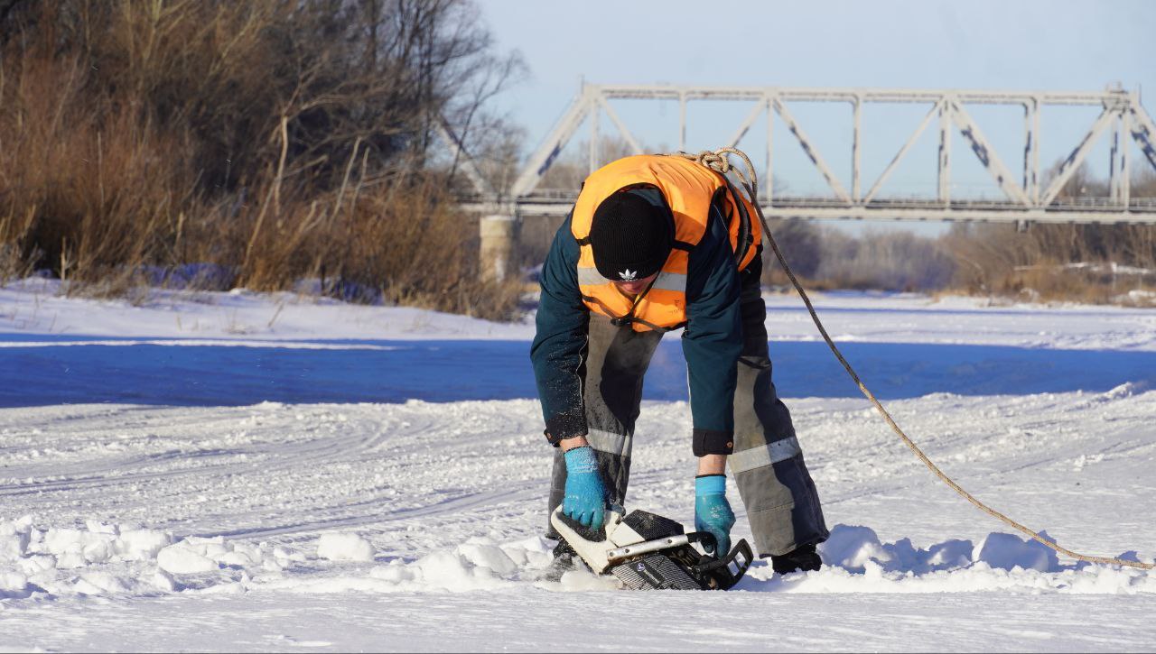 В Оренбурге приступили к распиловке льда на реке Урал В Оренбурге приступили к распиловке льда на реке Урал