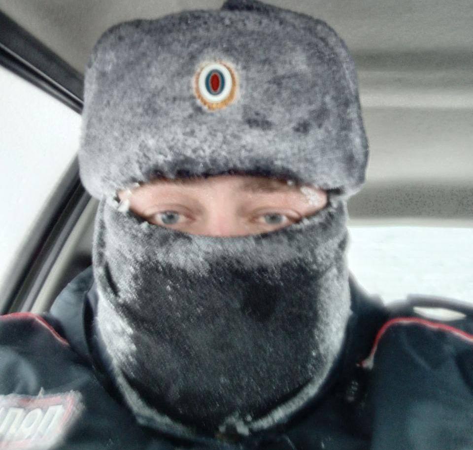 Три аварии, девять машин: Участковый три часа регулировал движение в метель на трассе в Оренбургской области