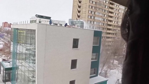 Крышу почистили, детскую площадку завалили снегом: интересный случай в Оренбурге