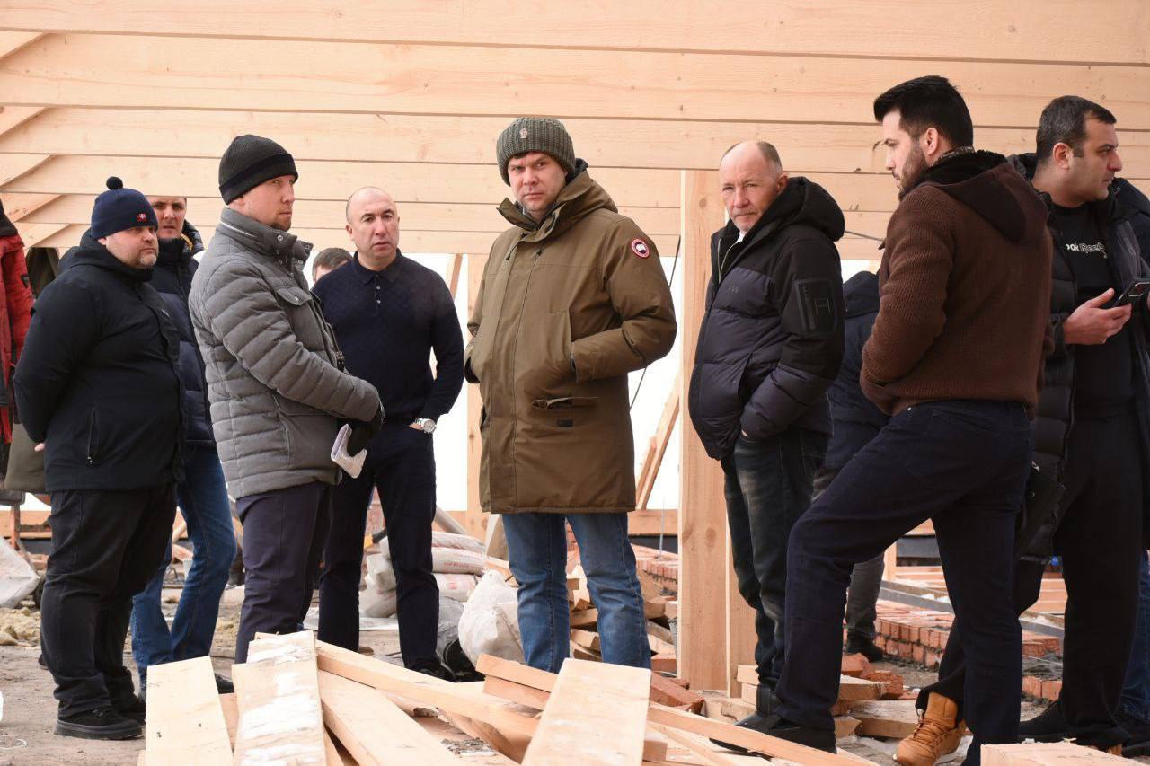 Альберт Юмадилов провел рабочее совещание в селе Краснохолм Альберт Юмадилов провел рабочее совещание в селе Краснохолм