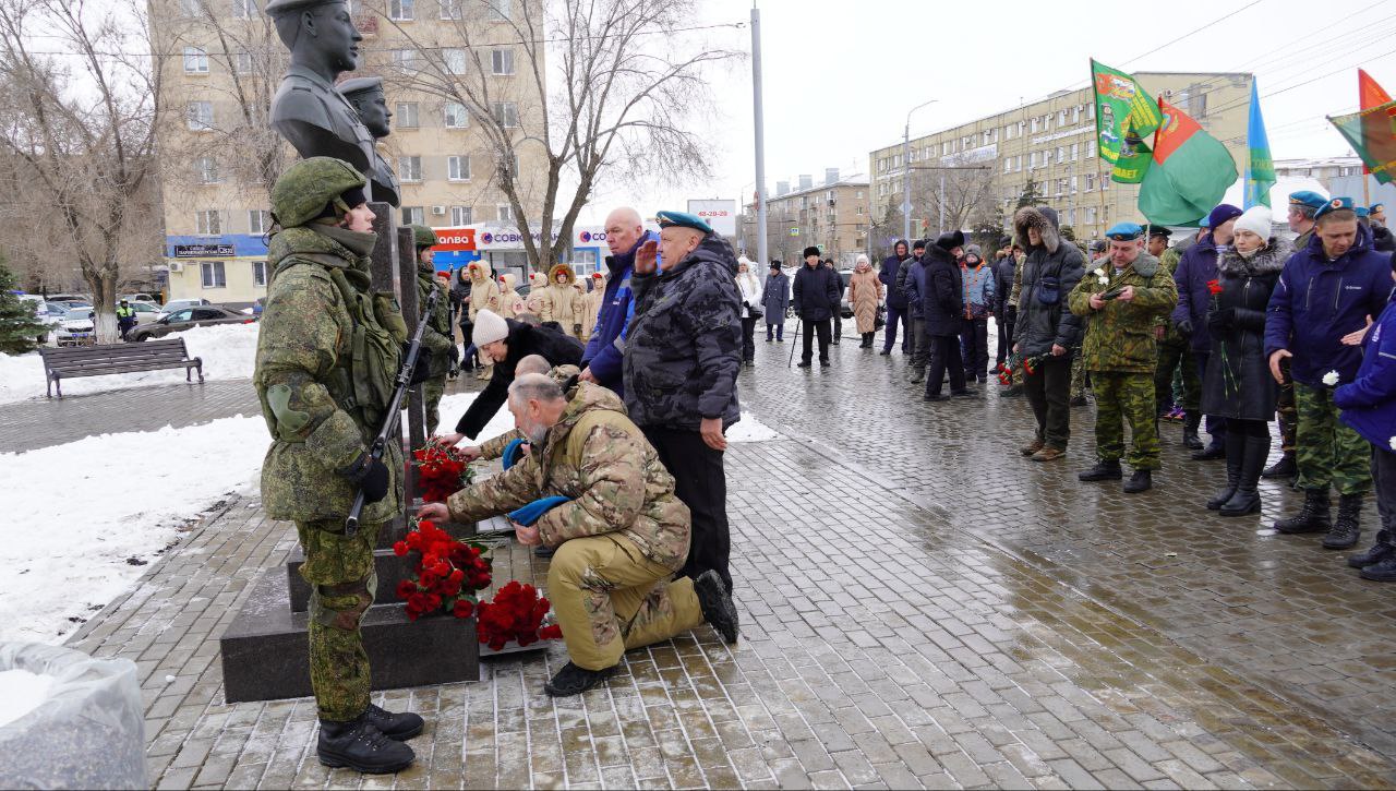 В Оренбурге вспоминают воинов-десантников Псковской дивизии ВДВ В Оренбурге вспоминают воинов-десантников Псковской дивизии ВДВ