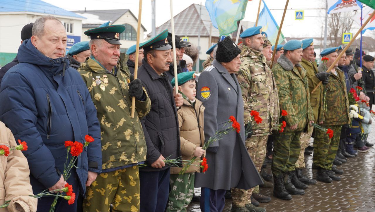 В Оренбурге вспоминают воинов-десантников Псковской дивизии ВДВ В Оренбурге вспоминают воинов-десантников Псковской дивизии ВДВ