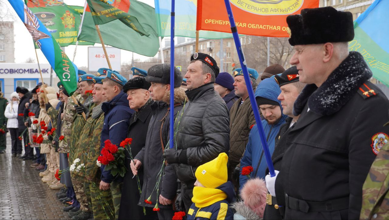 В Оренбурге вспоминают воинов-десантников Псковской дивизии ВДВ В Оренбурге вспоминают воинов-десантников Псковской дивизии ВДВ