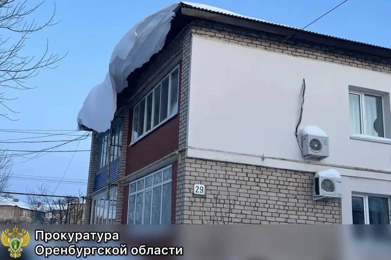 В Абдулино управляющую компанию наказали за сосульки и снег на крышах