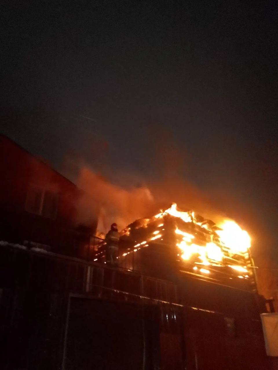 В Новоорском районе ночью горел банный комплекс В Новоорском районе ночью горел банный комплекс