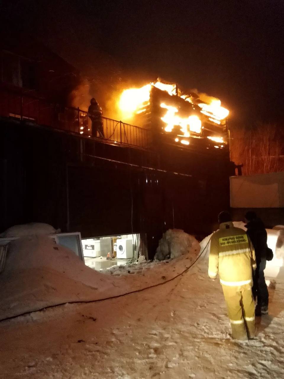 В Новоорском районе ночью горел банный комплекс В Новоорском районе ночью горел банный комплекс