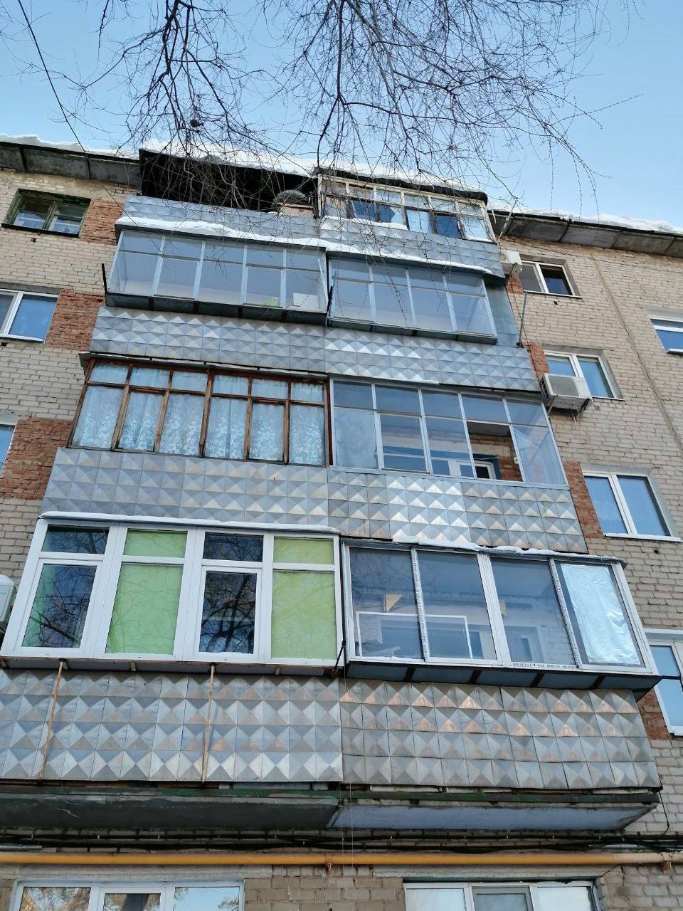Жителям жилого дома в Оренбурге предлагают самостоятельно очистить крышу дома от снега