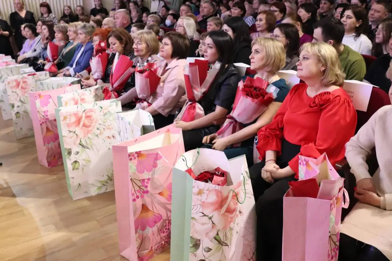 В преддверии 8 Марта в центре творчества «Радость» было по-особенному тепло и уютно В преддверии 8 Марта в центре творчества «Радость» было по-особенному тепло и уютно