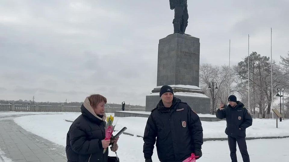 Оренбургские полицейские продолжают дарить женщинам весеннее настроение