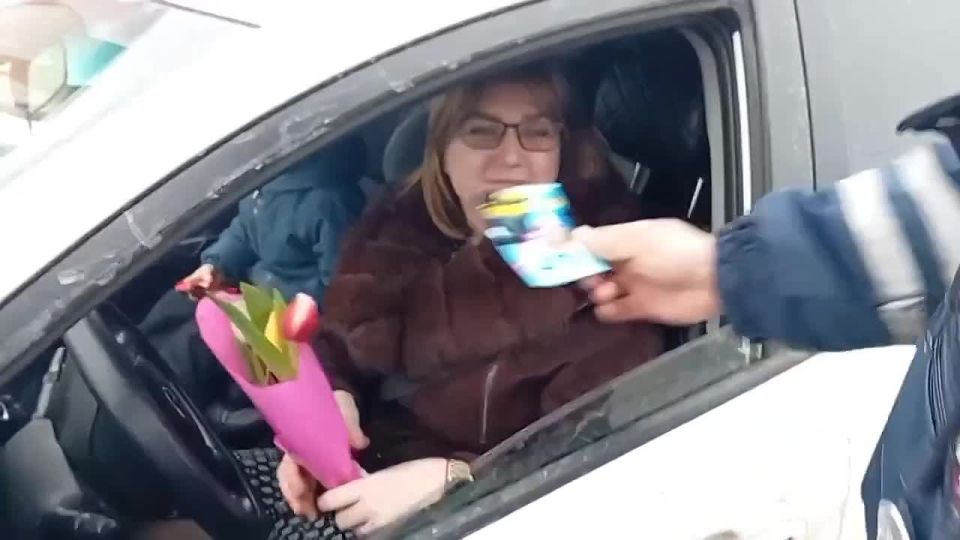 В Соль-Илецке дорожные полицейские проводят акцию "Цветы для автоледи"