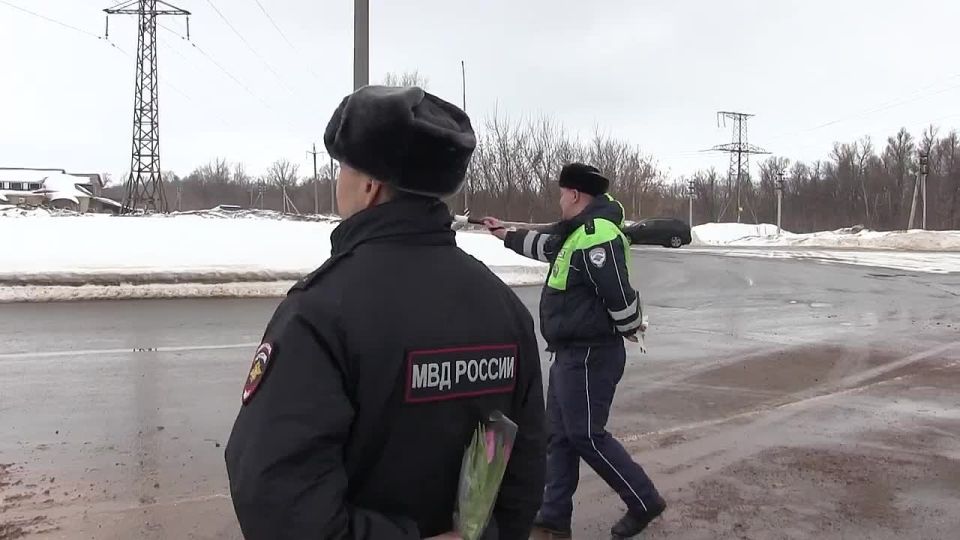 Причина остановки - улыбки наших милых дам !