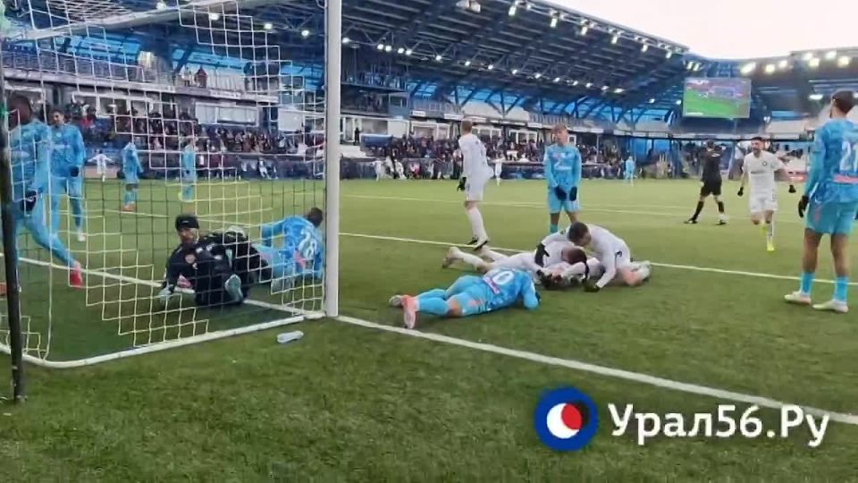 В конце матча вышедший на замену полузащитник Евгений Болотов отправляет мяч в ворота «Зенита» и выводит «Оренбург» вперёд – 2:1