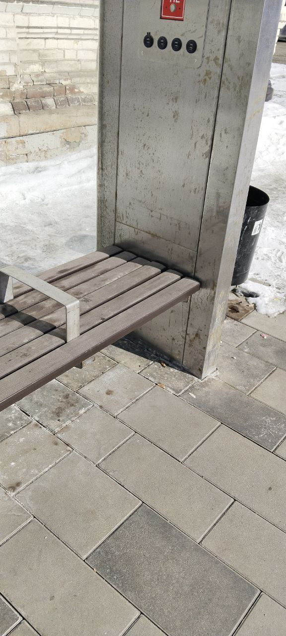 «Умной» остановке на улице Кирова в Оренбурге нет и года, но она уже проржавела