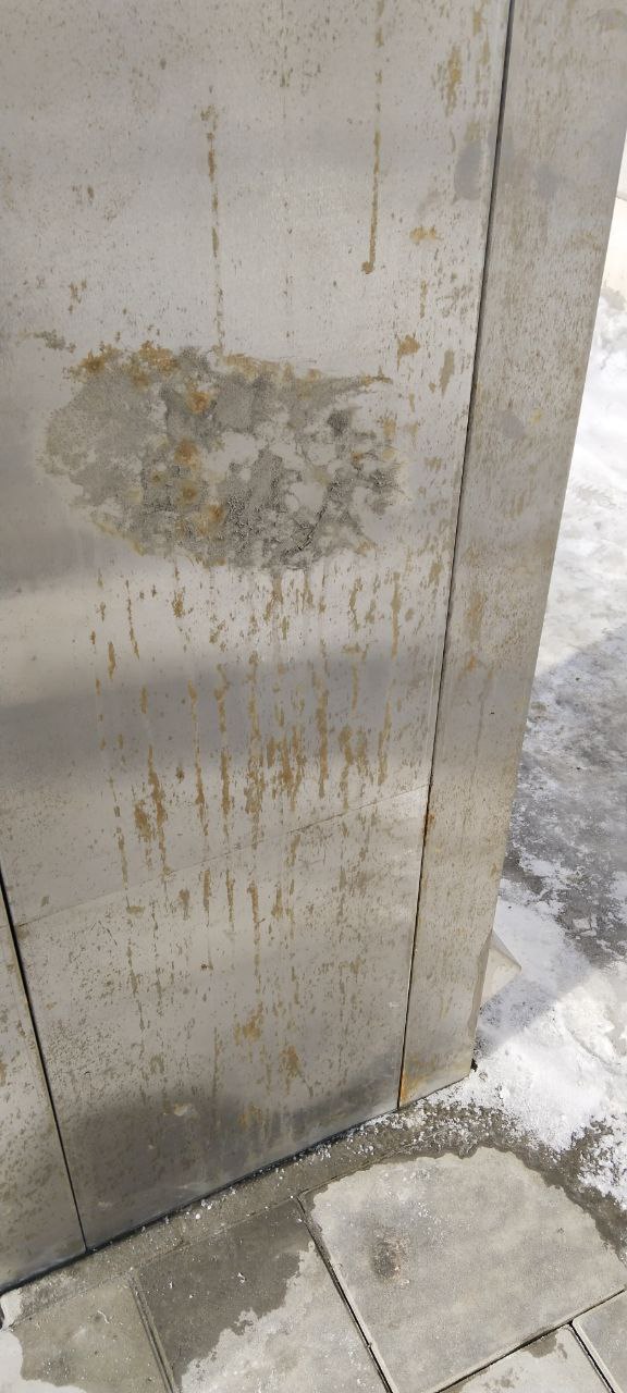 «Умной» остановке на улице Кирова в Оренбурге нет и года, но она уже проржавела «Умной» остановке на улице Кирова в Оренбурге нет и года, но она уже проржавела