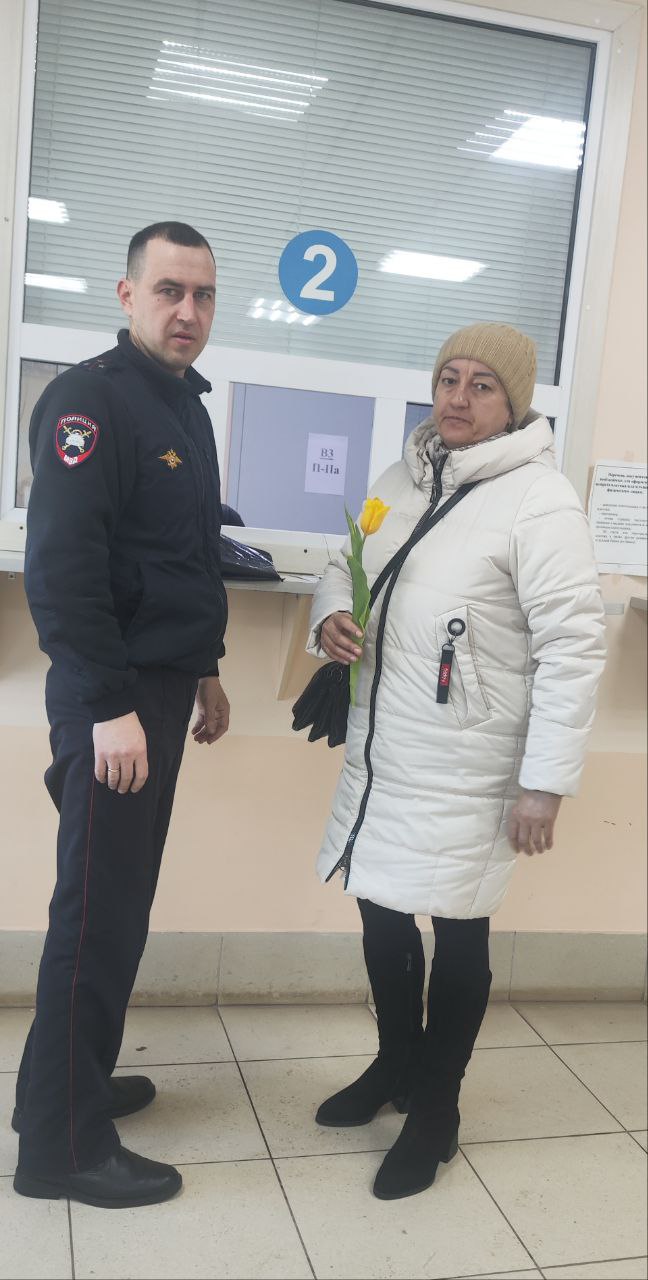 В преддверии Международного женского дня 8 Марта сотрудники Госавтоинспекции поздравили прекрасных дам, посетивших регистрационно-экзаменационное отделение в городе Бугуруслан В преддверии Международного женского дня 8 Марта сотрудники Госавтоинспекции поздравили прекрасных дам, посетивших регистрационно-экзаменационное отделение в городе Бугуруслан