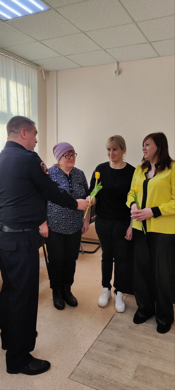 В преддверии Международного женского дня 8 Марта сотрудники Госавтоинспекции поздравили прекрасных дам, посетивших регистрационно-экзаменационное отделение в городе Бугуруслан В преддверии Международного женского дня 8 Марта сотрудники Госавтоинспекции поздравили прекрасных дам, посетивших регистрационно-экзаменационное отделение в городе Бугуруслан