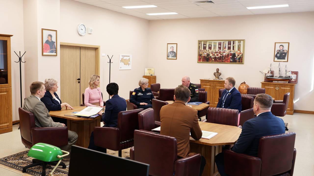 С 10 по 14 марта делегация педагогов Оренбургского президентского кадетского училища во главе с начальником училища Татьяной Машковской работает в филиале Нахимовского военно-морского училища в г. Мариуполе С 10 по 14 марта делегация педагогов Оренбургского президентского кадетского училища во главе с начальником училища Татьяной Машковской работает в филиале Нахимовского военно-морского училища в г. Мариуполе