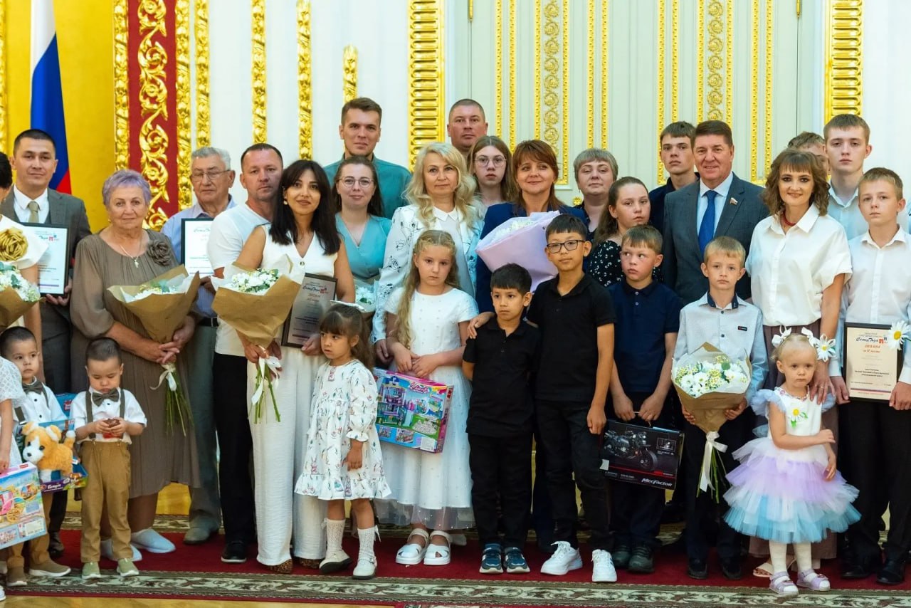 Сто лучших семей Оренбуржья встретятся на региональном этапе конкурса «Семья года» Сто лучших семей Оренбуржья встретятся на региональном этапе конкурса «Семья года»