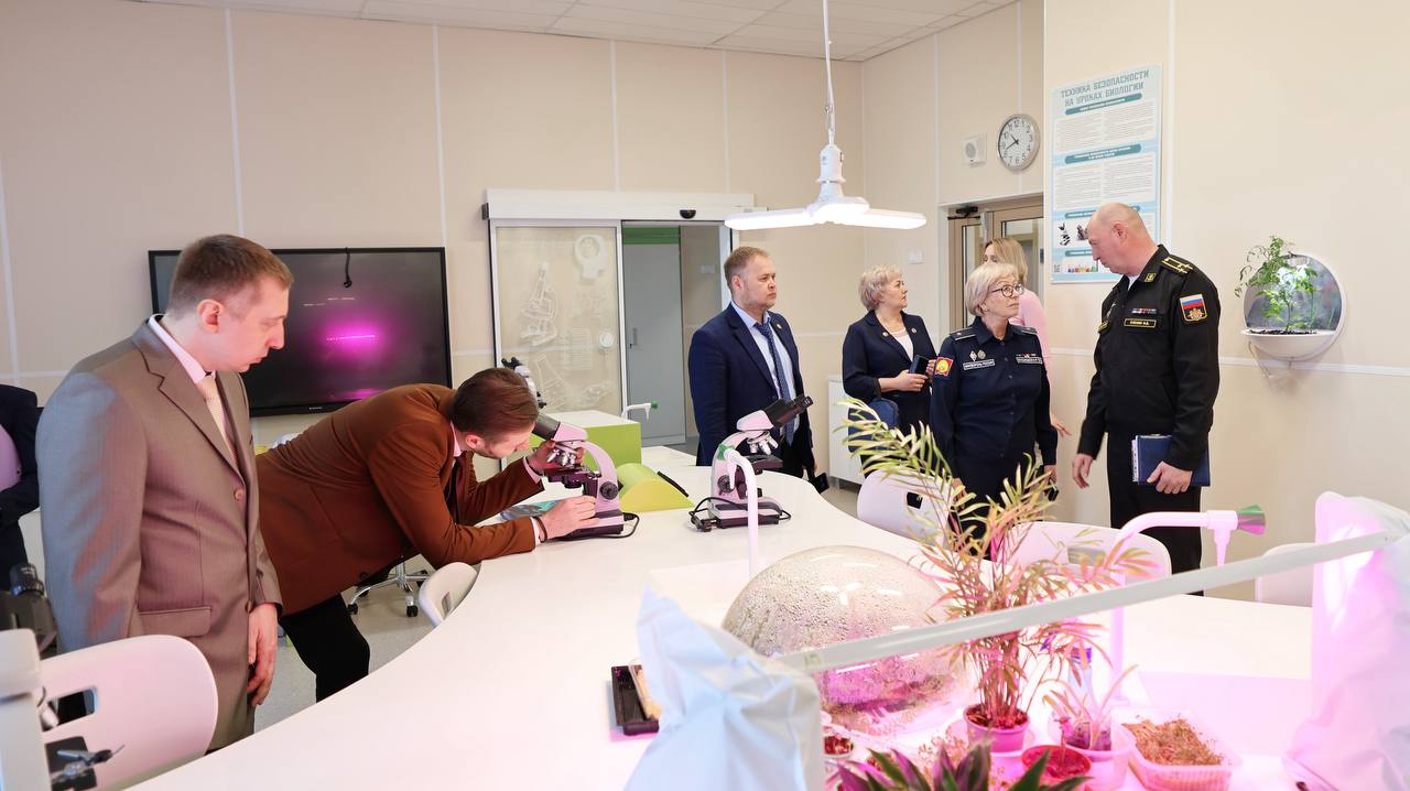 С 10 по 14 марта делегация педагогов Оренбургского президентского кадетского училища во главе с начальником училища Татьяной Машковской работает в филиале Нахимовского военно-морского училища в г. Мариуполе