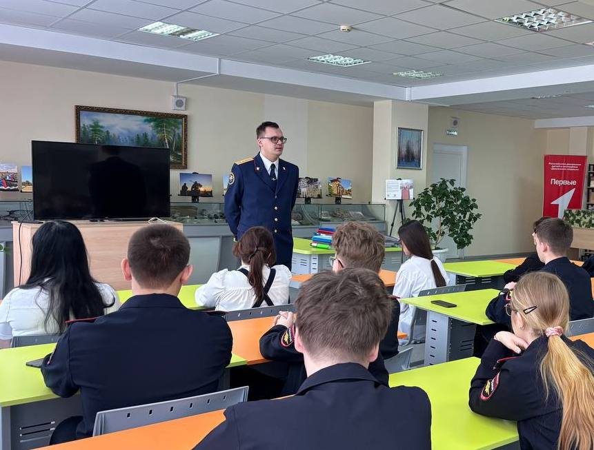 В Оренбурге офицер следственного управления встретился с учащимися общеобразовательного учреждения