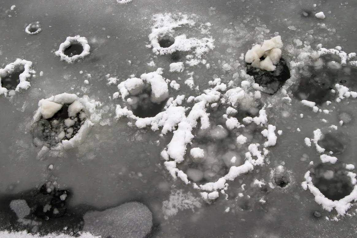 В Оренбурге спасли двух мальчиков, провалившихся под лед