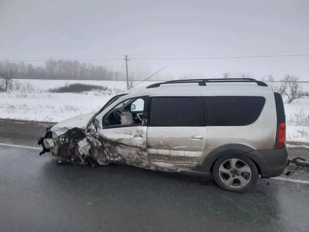 Под Октябрьским столкнулись две «Лады», двое в больнице Под Октябрьским столкнулись две «Лады», двое в больнице