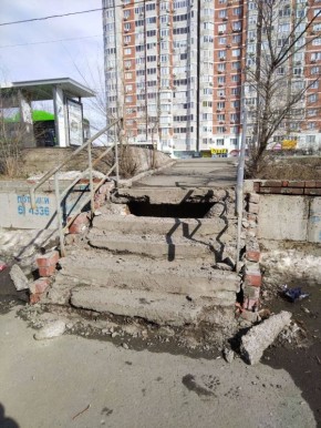 В Оренбурге жители пожаловались на аварийную лестницу у остановки «Времена года»