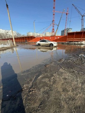 Путь к МВД превратился в квест: Жители Оренбурга сообщают об огромных лужах у здания полиции на улице Брестской