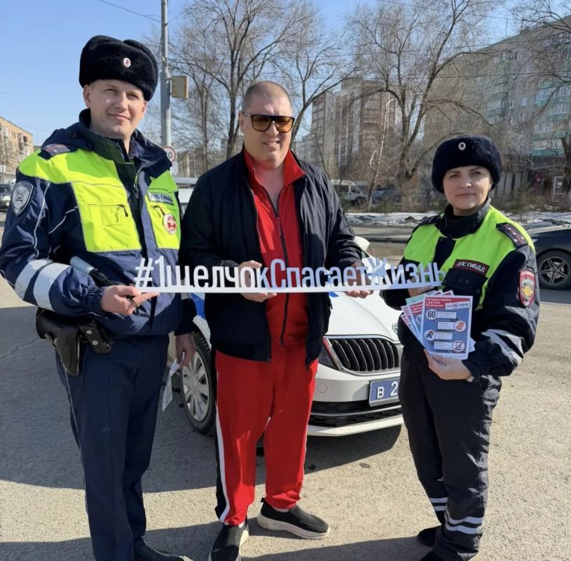 Сотрудники Госавтоинспекции Оренбургской области проводят профилактические мероприятия с детьми и водителями в рамках акции "Ребенок главный пассажир!"