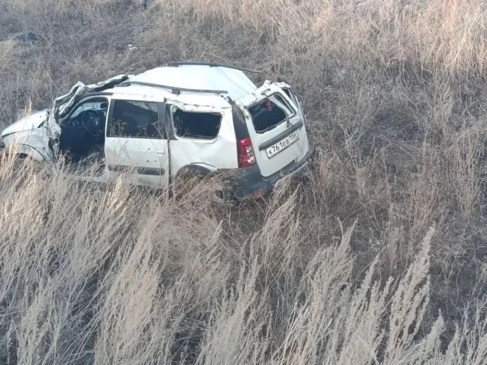 В Гайском городском округе автомобиль "Лада Ларгус" слетел с трассы