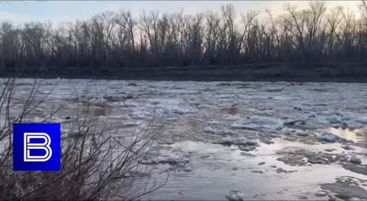 Дыхание весны. Урал в районе загородных лагерей «Дубки» сбрасывает ледяные оковы